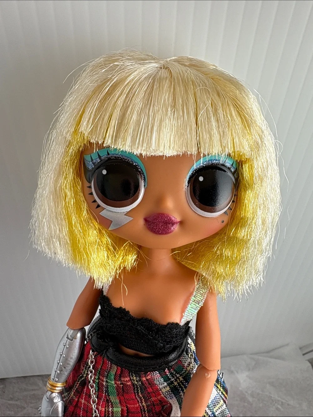 LOL Surprise OMG Remix Fame Queen Fashion Doll Plaid Skirt Outfit